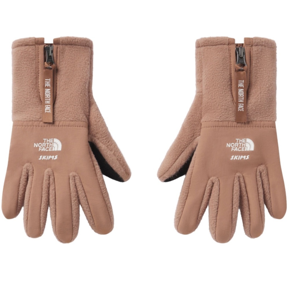 The North Face x Skims Retro Denali Fleece Gloves in Sienna - S